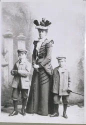 William Lawrence Bragg (1890-1971) mit seiner Mutter und seinem Bruder in Adelaide, ca. 1895